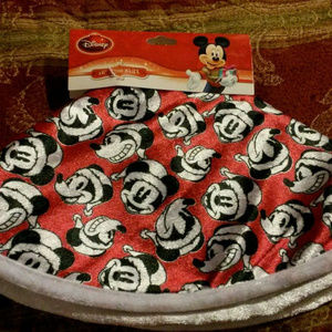 NEW DISNEY 16 INCH TREE SKIRT MICKEY MOUSE new a Disney Holday Fun Product